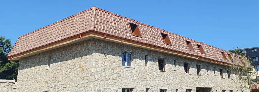 Acoperiș Hanul Visoianu realizat cu țiglă ceramică de Acoperișuri Iași